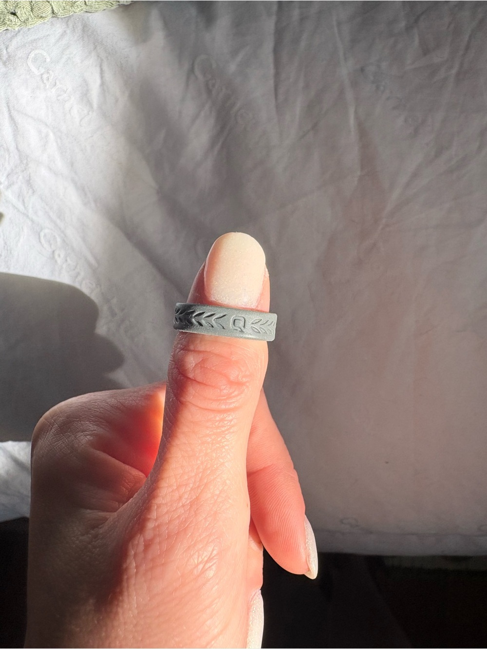 Women's Gray Matte Silicone Ring with Carved Arrow Pattern